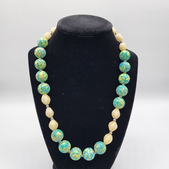 Green speckled & cream beaded necklace - Picture 1 of 3